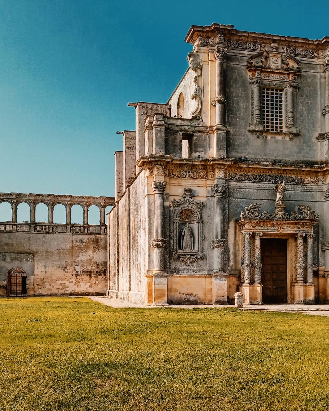 Con la scomparsa delle ultime tarantate, ben presto diverse associazioni hanno promosso gli aspetti più tradizionali del tarantismo. Da allora musiche, danze e colori hanno avvolto tutto il Salento. A tal proposito, merita una speciale menzione il famoso festival “La Notte della Taranta”. Questo festival, organizzato dalla omonima fondazione, comprende svariate date che percorrono i diversi comuni salentini: Lecce, Galatone, Acaya, Galatina, Nardò, Calimera ecc (nella mappa della sezione itinerari ed eventi è possibile conoscere tutte le tappe). L'ultima tappa si svolge nel comune di Melpignano, che negli ultimi anni è arrivato a contare 200.000 partecipanti. Questo Concertone si svolge in un ampio prato dal quale è possibile ammirare il suggestivo Convento degli Agostiniani con l'annessa Chiesa del Carmine.